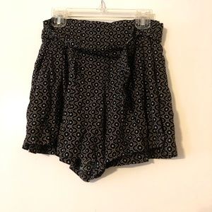 🆕 BELTED GEOMETRIC FOREVER 21 SHORTS